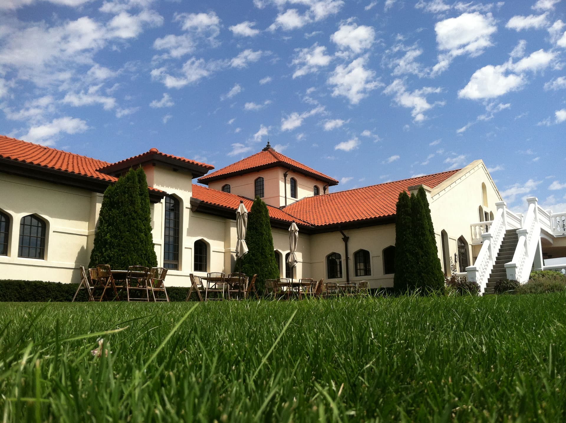 Italianate villa and lawn at Raphael in Peconic